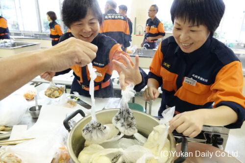 延岡市の女性消防隊員や消防団幹部が、発災後の食事をテーマに講座に臨んだ